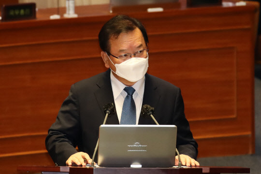 김부겸 국무총리가 15일 국회 본회의에서 열린 경제분야 대정부질문에서 더불어민주당 박홍근 의원의 질문에 답변하고 있다. 연합뉴스